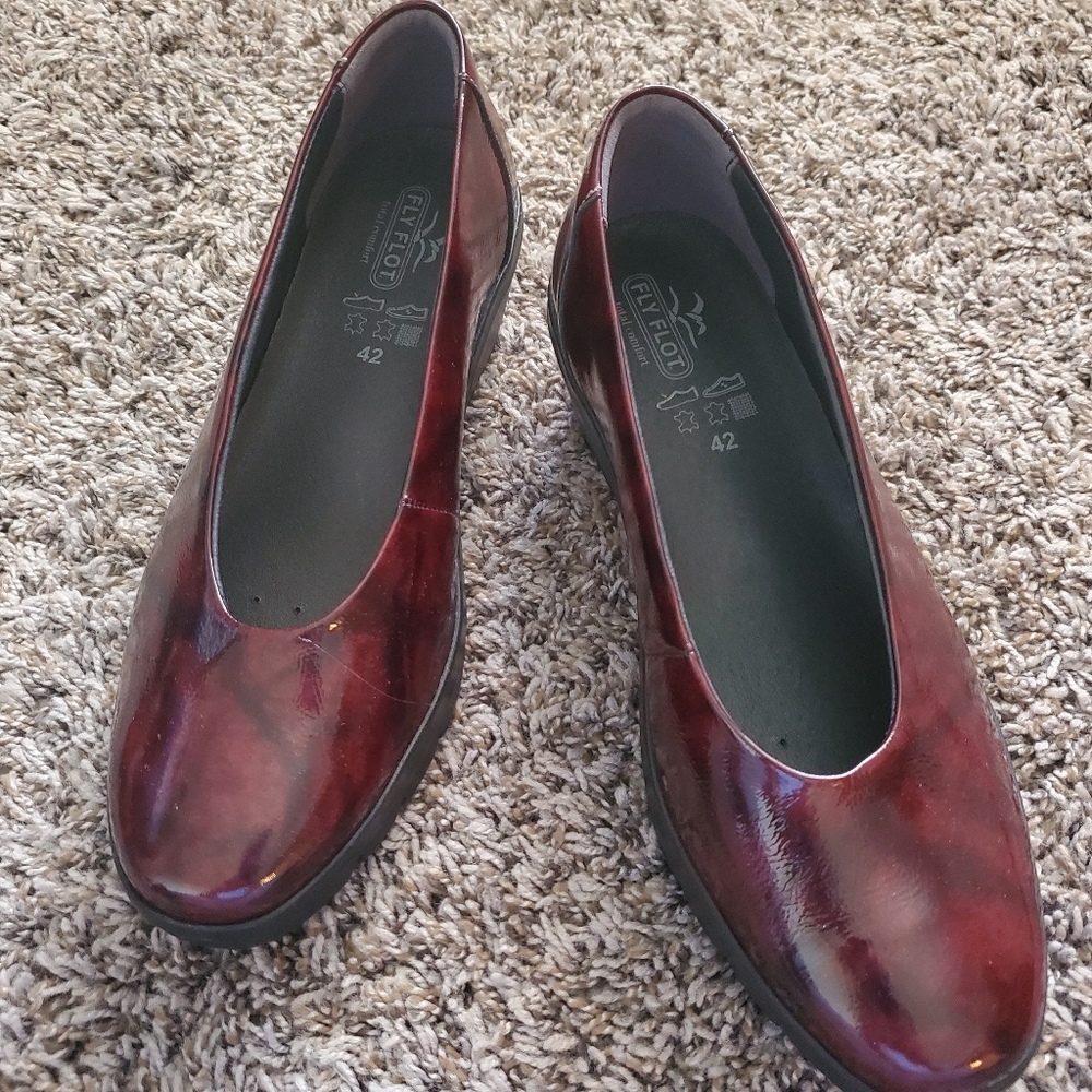 Fly Flot Lightweight Wedge Heel Burgundy Pump 42 EUR/ 11.5 US